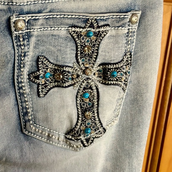 ⭐️Fire & Rain Y2K Style Light Wash Back Pockets Cross Rhinestone Accents Jeans⭐️ - Picture 4 of 9